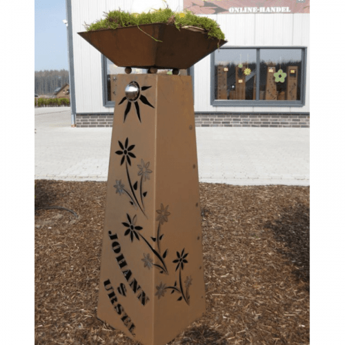 Rostsäule konisch mit Schale, Blumen mit Sonne und individuellem Text | Jabo-Design