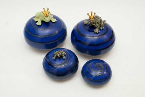 Schwimmkugel kobaltblau Spiral-Dekor groß mit Froschkönig hell
