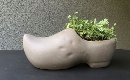 Klumpschuh aus frostsicherer Keramik-Grau