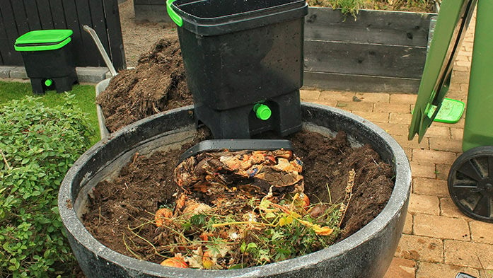 Kompost in Erde
