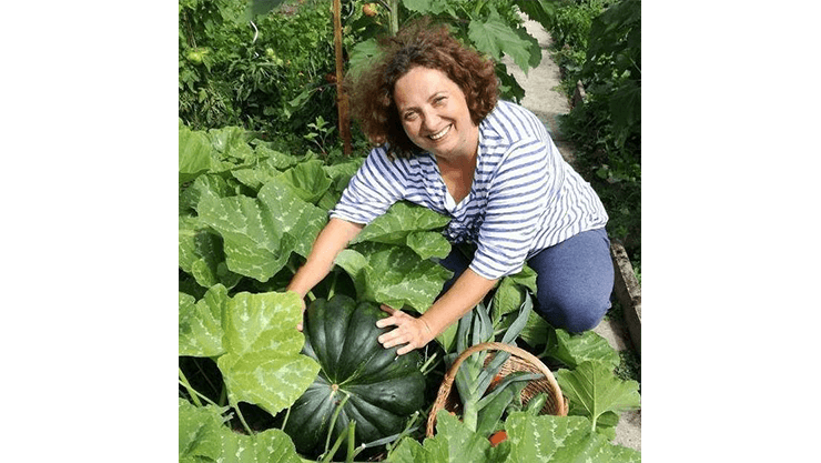 Susanne Oswald als Selbstversorger in ihrem Garten