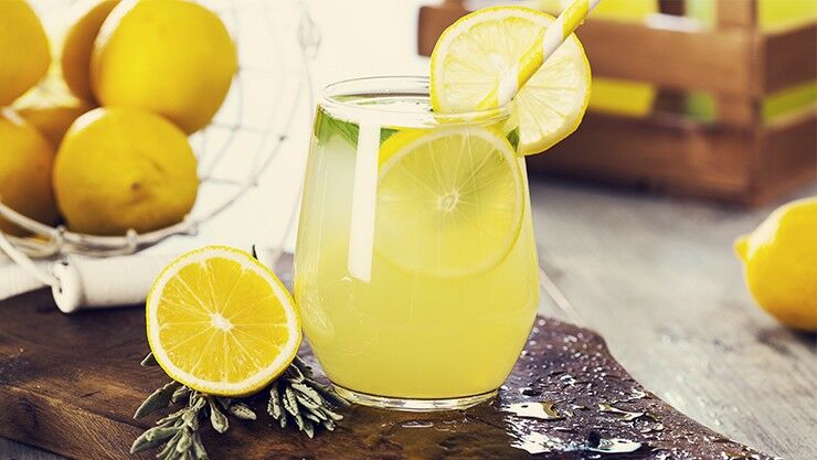 Gelbe Drinks für die Gartenparty im Sommer