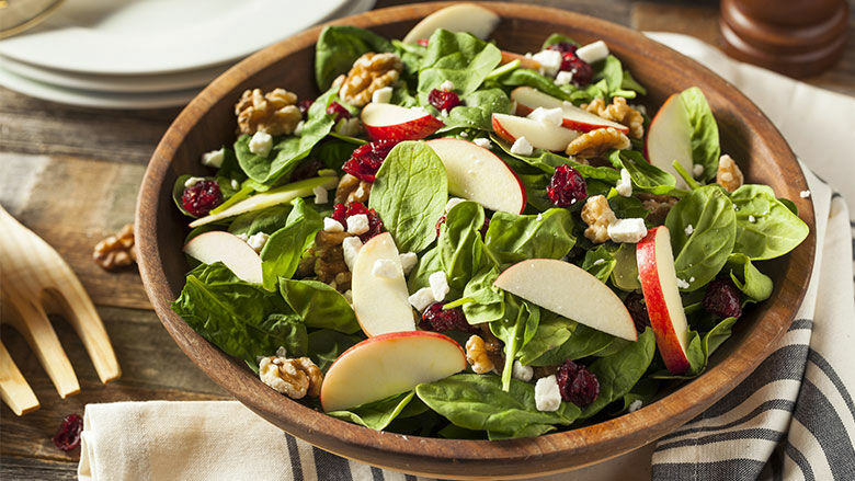 Salat mit Spinat, Apfel und Walnuss