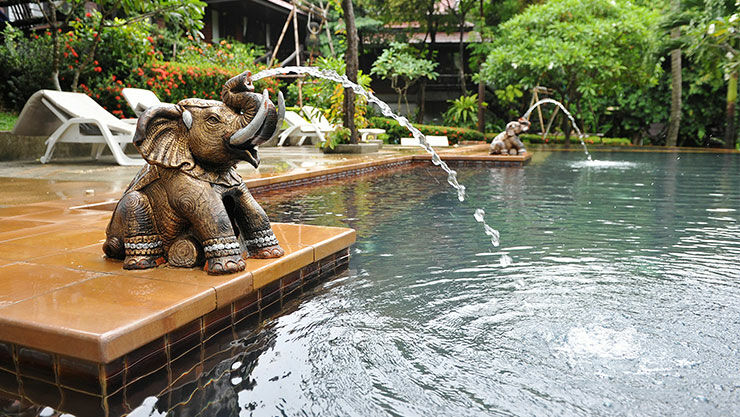 Pool mit Elefant