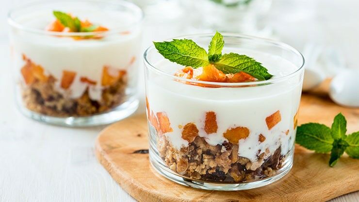 Knuspermüsli mit Joghurt und Pfirsich