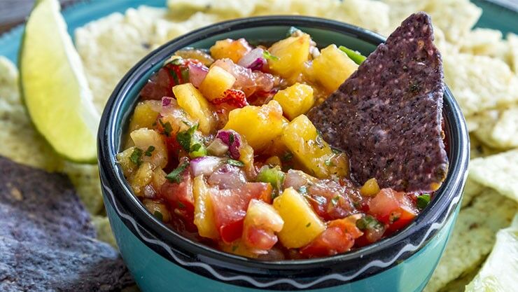 Frische Pfirsich-Salsa mit Tortilla Chips