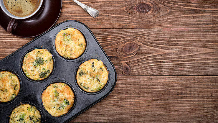 Muffins mit Brokkoli und Cheddar