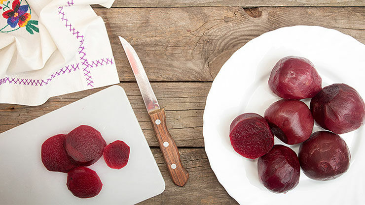 Rote Bete Salat mit Feta, Erdnüssen und Kopfsalat