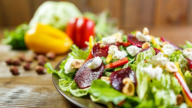 Rote Bete Salat mit Feta, Erdnüssen und Kopfsalat