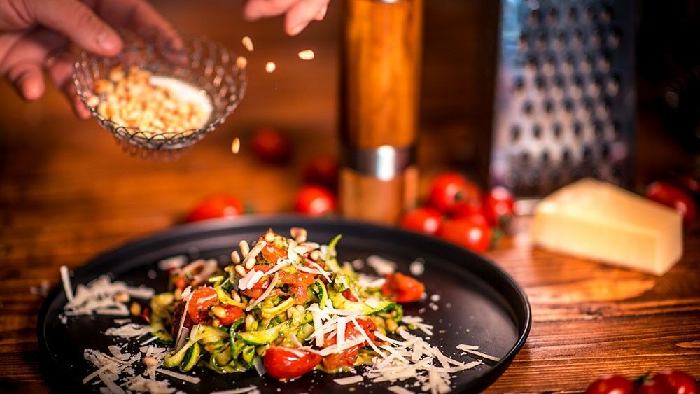 Zucchini-Pasta mit Pesto und Pinienkernen