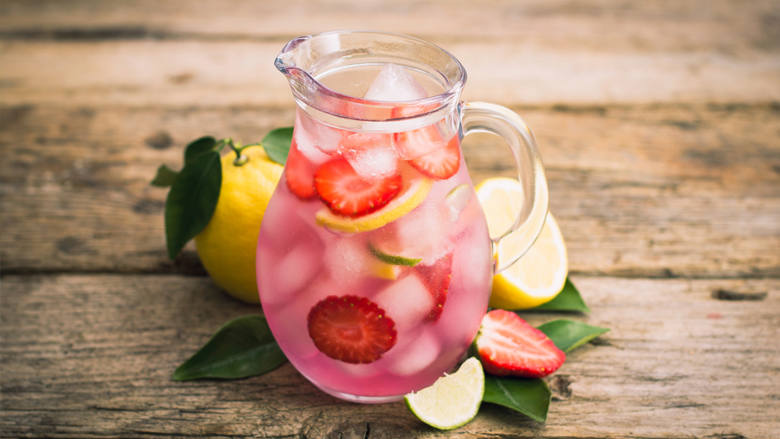 Aromatisiertes Wasser mit Erdbeeren und Zitrone