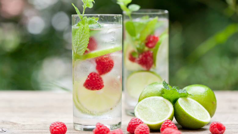 Wasser mit Himbeeren, Limetten und Minze