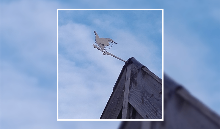 Metalbird Vogelsilhouette Zaunkönig am Schuppen auf dem Dach