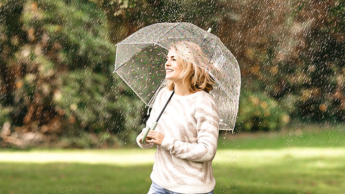 Frau mit durchichtigem Regenschirm