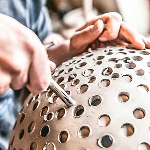 Löcher werden in Keramik gestanzt